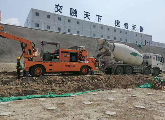 中交四公局混凝土濕噴臺(tái)車施工現(xiàn)場(chǎng)