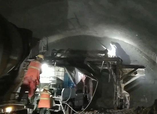 隧道用車載式混凝土濕噴機施工視頻